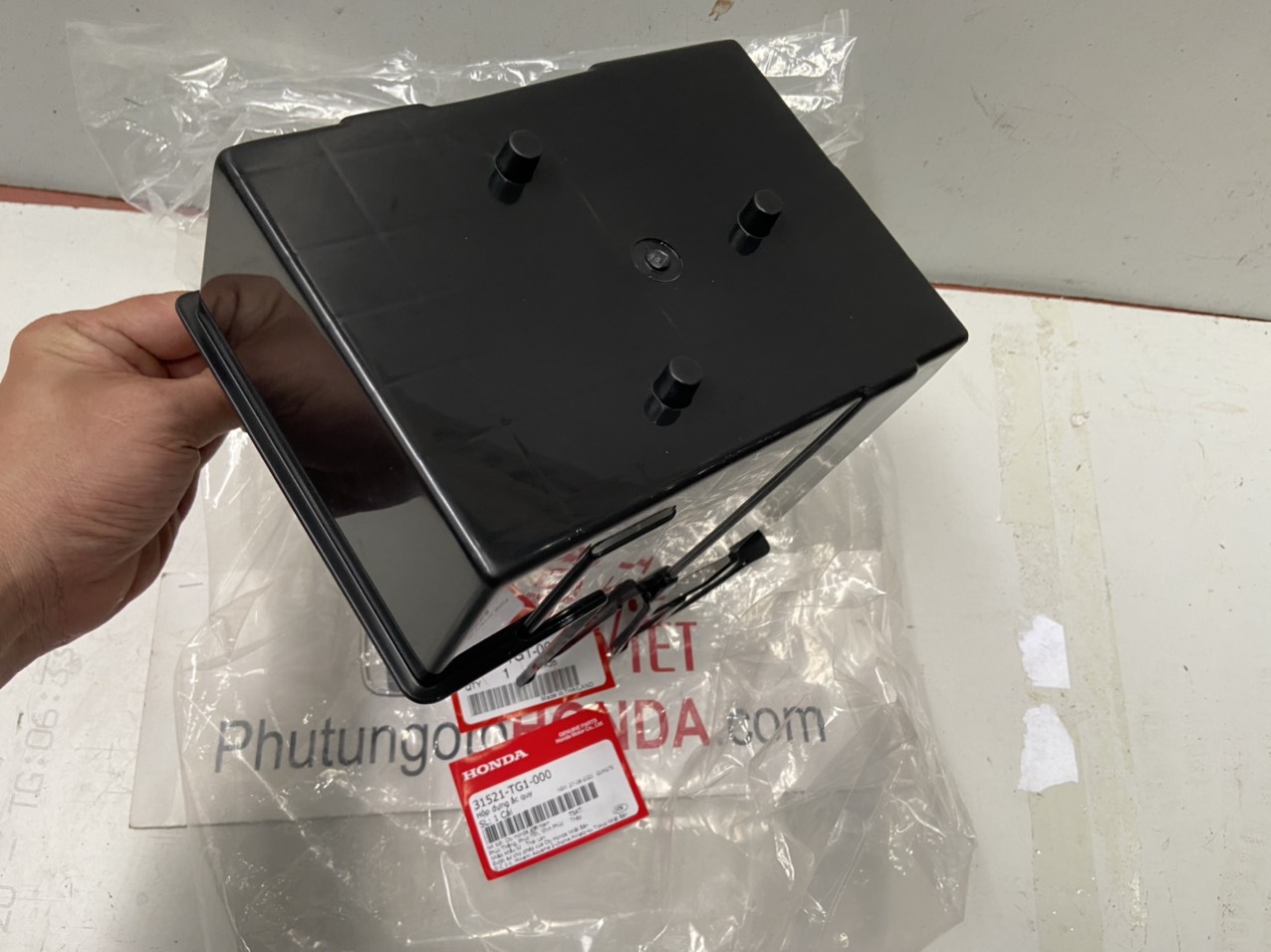 Hộp đựng bình ắc quy xe Honda BRIO